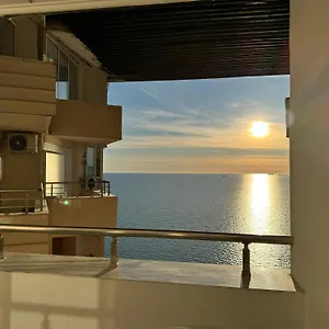 Beachfront Marilyn Дуррес